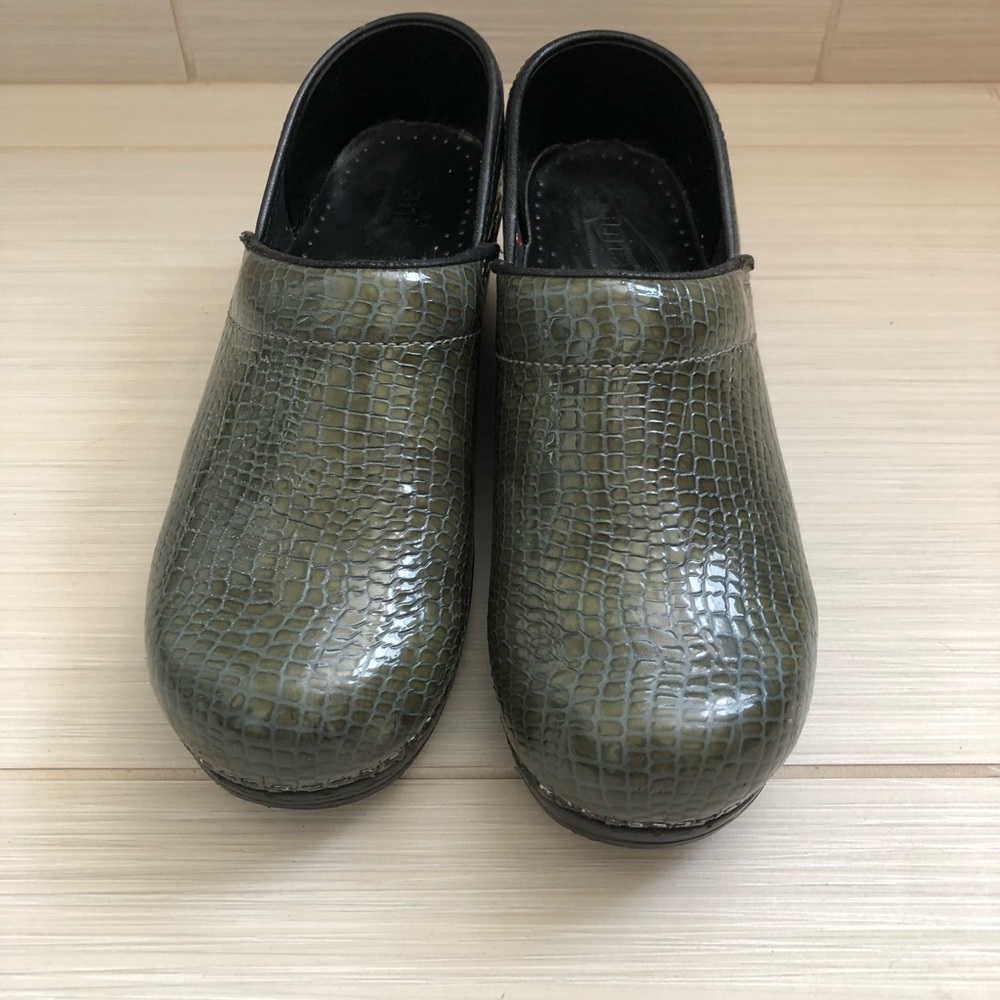 Sanita clogs alligator